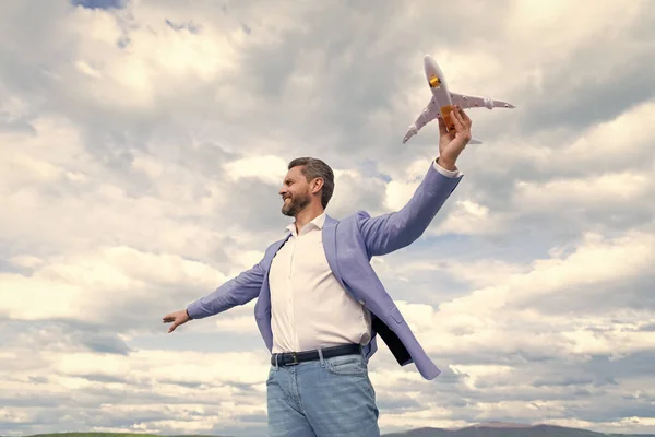 Уверенный Счастливый Человек Бизнесмен Куртке Держать Игрушечный Самолет Фоне Неба — стоковое фото