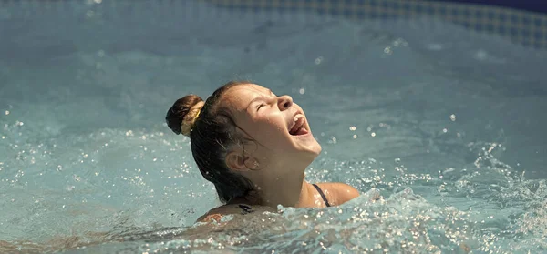 プールでの寒さはあなたを幸せにします 幸せな子供はプールで晴れた日をお楽しみください 夏休みだ レジャー レクリエーション — ストック写真