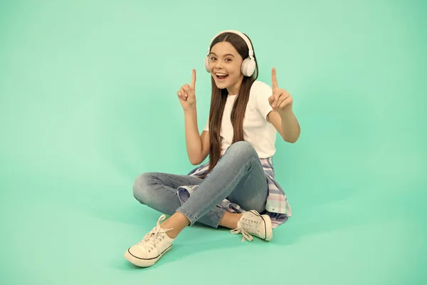 Χαρούμενο Κορίτσι Παιδί Ακούει Μουσική Ασύρματα Ακουστικά Αξεσουάρ Συσκευής — Φωτογραφία Αρχείου