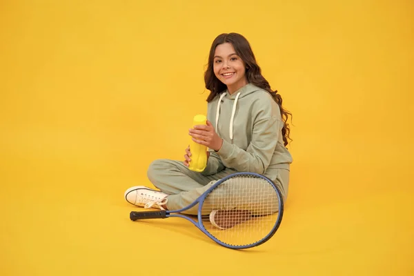 Glad Unge Sportkläder Hålla Tennisracket Och Dricka Vatten Från Flaska — Stockfoto