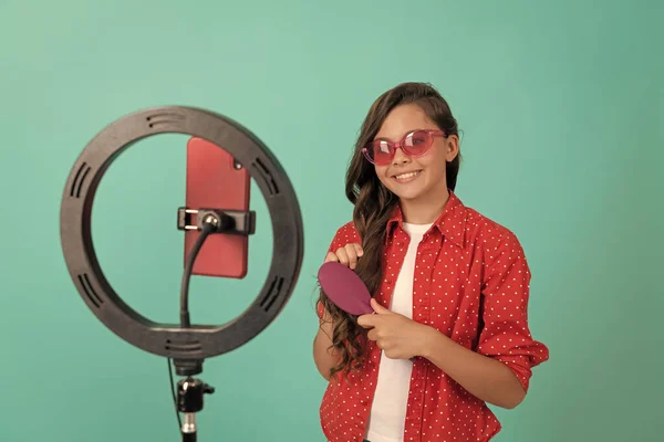 Alegre Adolescente Menina Uso Selfie Levou Blogueiro Beleza Infantil Cuidado — Fotografia de Stock