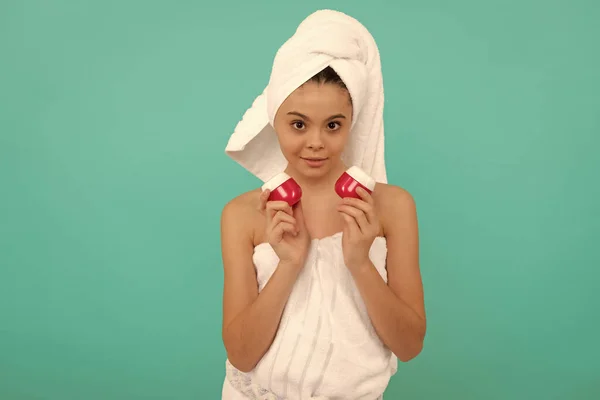 Criança Sorridente Torre Banho Escolher Creme Pele Cuidados Com Pele — Fotografia de Stock