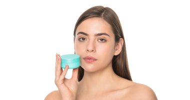 Temizleme fırçası. Bayan kozmetik ürünü sunuyorum. Kadın yüz kremi kullanıyor. Genç kız saç maskesi takıyor. Cilt kremi olan bayan. Günlük alışkanlık ve kişisel bakım. Cilt güzelliği. güzellik kozmetik.