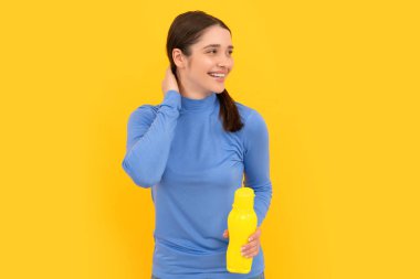 Günde bir içki. Sıvı yeterliliği. Susuz kalma. İyi bir kadın maden suyu tutar. Susadım. Plastik şişeli genç kız. Sağlıklı bir yaşam tarzı. Vücuttaki su dengesi.