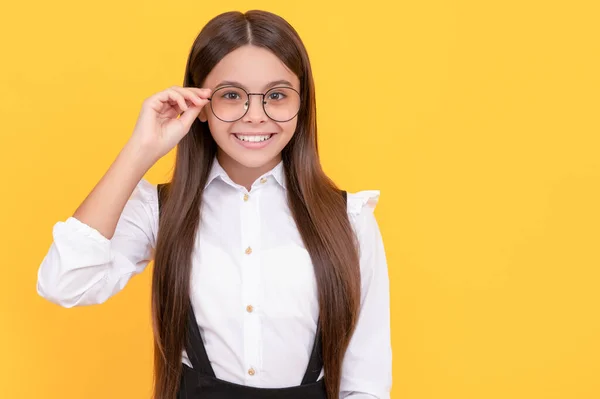 Menina Adolescente Sorridente Olhar Através Óculos Acuidade Visual Uma Visão — Fotografia de Stock