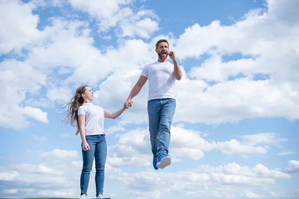 Hija Sostener Inspirado Padre Saltando Cielo —  Fotos de Stock