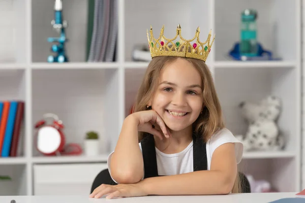 Bambino Sorridente Corona Regina Scuola Classe — Foto Stock