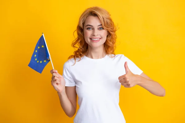 Πορτρέτο Της Φιλικής Όμορφης Γυναίκας Που Κρατά Σημαία Της Ευρωπαϊκής — Φωτογραφία Αρχείου