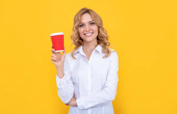 Gelukkig Blond Vrouw Met Koffie Kopje Gele Achtergrond — Stockfoto