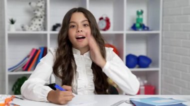 Sevimli genç kız okulda online video dersi almak, çalışmak istiyor..