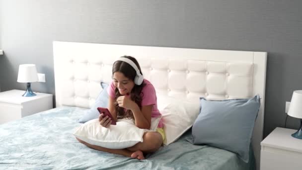 Menina Feliz Adolescente Tem Chamada Vídeo Ouvir Música Fones Ouvido — Vídeo de Stock