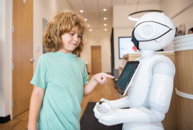 Küçük çocuk robot yapay zekası ve iletişimiyle etkileşime geçiyor..