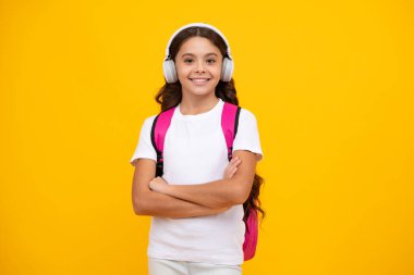 Liseli kız, kulaklıklı genç kız, sarı izole stüdyo geçmişi var. Müzik okulu konsepti