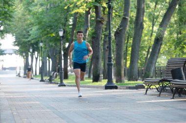 Spor giysileriyle koşan atletik bir adam. spor etkinliği.