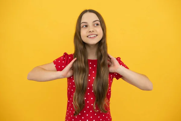 Kinderstudio Portret Gele Achtergrond Een Levensstijl Uit Kindertijd Schattig Tiener — Stockfoto