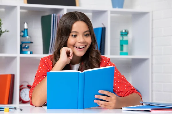 Terug Naar School Tiener Schoolmeisje Lezen Boek Klaar Leren Gelukkig — Stockfoto