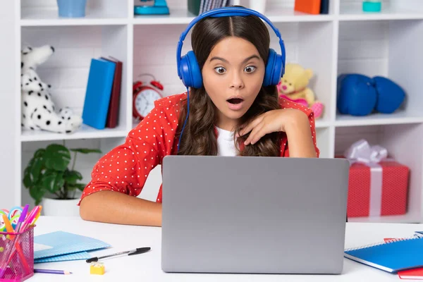 Egy Fiatal Diáklány Asztalnál Fejhallgatóval Laptoppal Tanul Meglepett Arc Meglepetés — Stock Fotó
