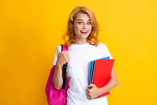 Ritratto Giovane Studentessa Sorridente Zaino Camicia Tenere Quaderni Educazione College — Foto Stock