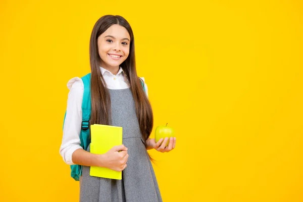 Niño Escuela Estudiante Adolescente Con Bolsa Manzana Libro Aislado Amarillo — Foto de Stock