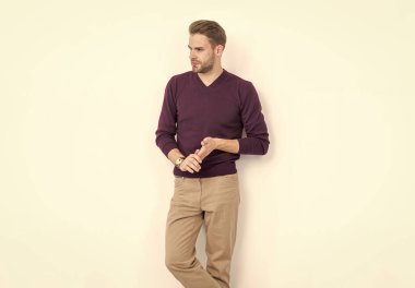 En şık adamlardan bazıları tarafından giyilmiş. Beyaz tenli şık bir adam. Sıradan bir tarz. Moda modası. Erkek gardırobu. Moda erkek giyim. Şık ama işlevsel bir kıyafet düşün..