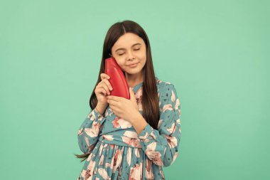 Uzun saçlı gülümseyen çocuk şampuan şişesi, kuaför..