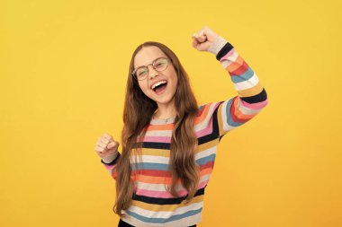 Okula dönüyorum. Bilgi ve eğitim. Uzun saçlı çocuk inek gibi görünüyor. Akıllı çocuk. Gözlüklü mutlu genç kız eğleniyor. Görüş keskinliği. Görme. Vizyon düzeltmesi. Göz sağlığı. optik göz merceği.