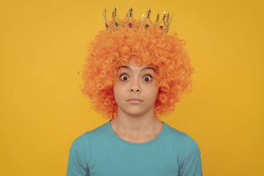 - Neler oluyor? Palyaço olmak. 1 Nisan şakası. Mutlu çocukluk. Kızların doğum günü partisi. Kıvırcık peruk ve taç takan komik çocuk. Kendini kraliçe olarak hayal et. Şok olmuş çocuk diyabet giyiyor. Tacın içindeki genç kız..