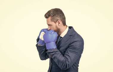 Kendini savun. Acımasız mücadele ve başarı. Kendine güvenen adam şirket savaşına hazır. İşletme nakavtı. Patron güç otoritesini göster. Boks eldivenli iş adamı. Yumruk. Başarılı CEO boksörü.