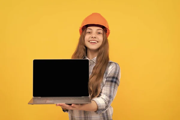 Szczęśliwy Nastolatek Dziewczyna Kasku Kratkę Koszula Prezentuje Komputer Prezentacja — Zdjęcie stockowe