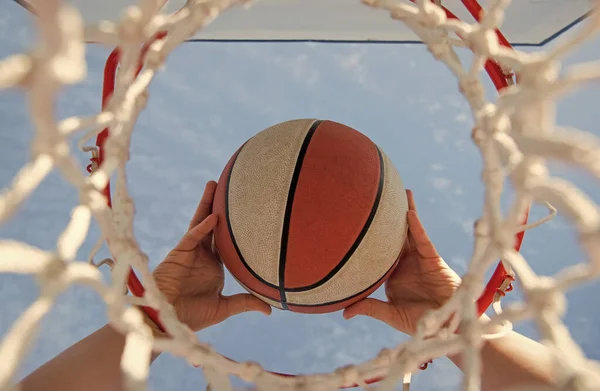 Basketbol Topu Basketbolcuların Ellerinde Spor — Stok fotoğraf