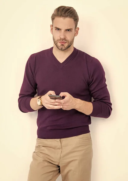 Schöner Mann Lässigen Stil Sms Auf Dem Handy Isoliert Auf — Stockfoto