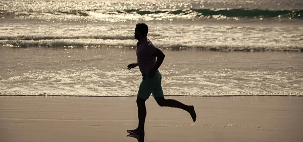 短跑运动员的轮廓 耐力和耐力 运动员跑得很快 以便在海里获胜 晨练活动 健康的男人在海滩上奔跑 精力充沛的夏天跑步者感到自由 — 图库照片