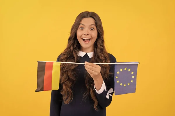 Niño Sorprendido Sosteniendo Unión Europea Bandera Alemana Visa Turista País — Foto de Stock