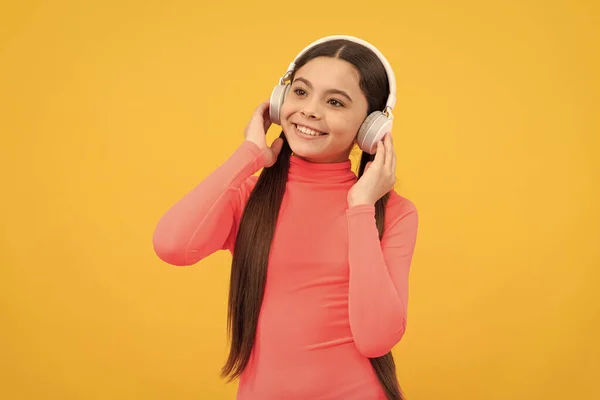 Щаслива Дитина Слухає Музику Навушниках Жовтому Фоні Музику — стокове фото