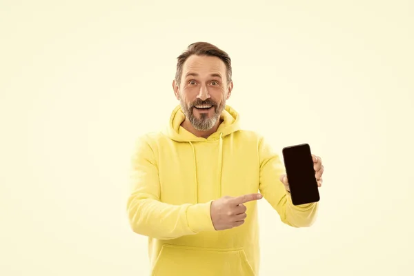 Reklam Sunumu Kopyalama Alanı Olgun Mutlu Adam Telefon Ekranını Sunuyor — Stok fotoğraf