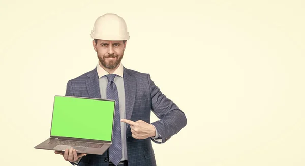 Uomo Affari Fiducioso Tuta Casco Sicurezza Puntando Dito Sullo Schermo — Foto Stock