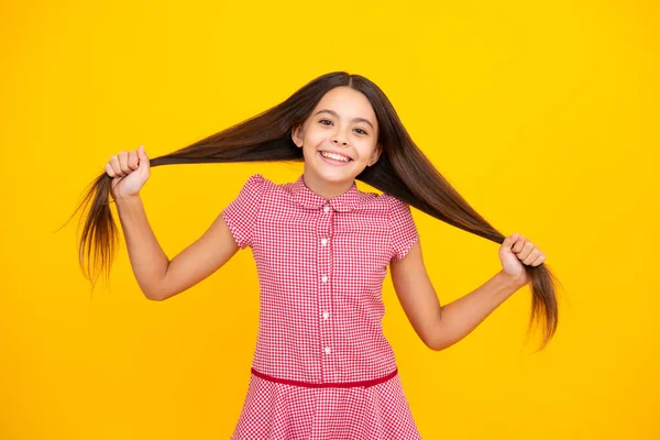 Sarı arka planda çocuk stüdyosu portresi. Çocukluk yaşam tarzı konsepti. Sevimli genç kız yüzü. Yakından.