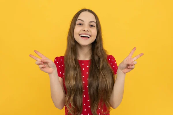 Teenager Dítě Dívka Stojící Nad Izolované Žluté Pozadí Ukazující Prsty — Stock fotografie