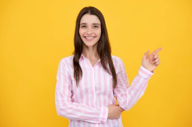 Kadın fotokopi alanını işaret ediyor, kopyalama alanını gösteriyor. Promosyon, reklam içerikli jest gösteren kız, elle işaret ederek ürünü tavsiye ediyor.