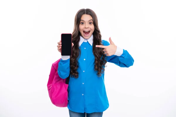 带着书包的女学生用智能手机 校服兴奋的脸惊讶的表情 快乐而快乐 — 图库照片