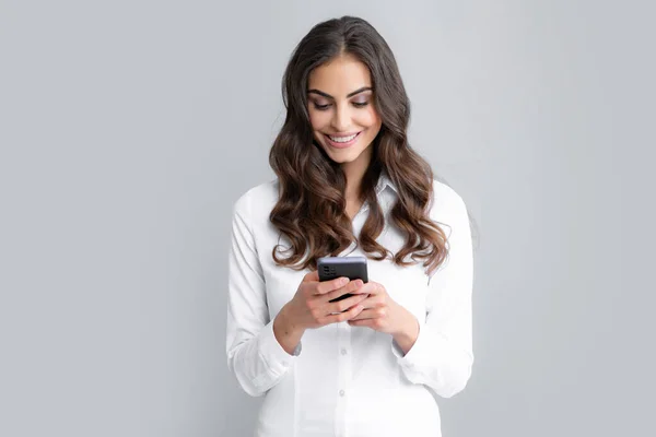 Ung Kvinna Läser Meddelande Mobiltelefon Och Ler Glad Affärskvinna Med — Stockfoto