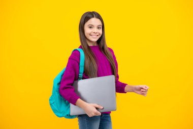 Okul çocuğu. Uzaktan öğrenme online mesafe eğitimi, uzaktan eğitim. Liseli kız dizüstü bilgisayarı tut