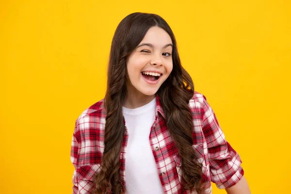 Tiener Meisje Sluit Een Oog Knipoogt Glimlacht Menselijke Gezichtsemoties Concept — Stockfoto