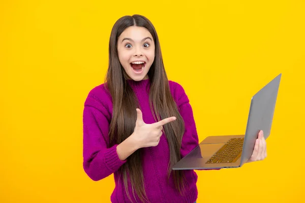 Cara Excitada Estudante Menina Escola Com Laptop Fundo Estúdio Isolado — Fotografia de Stock