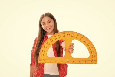 Mutlu çocuk okulda trigonometri okuyor. Beyazlar ve okullarda izole edilmiş..