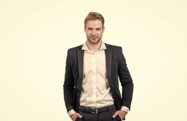 Adam kıdemsiz yönetici. İşletme müdürü beyazla izole edilmiş. Ciddi profesyonel bir adam. Formalite icabı çalışan bir erkek. CEO mu patron mu?.