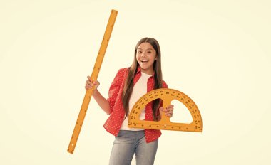 Okula dönüyorum. Cebir ve geometri. Çocuk matematik okuyor. Boyutunu ölçün. Trigonometri kırtasiyesi. Ölçme ve ölçme. Çocuk eğitimi. Matematik. Mutlu genç kız açıölçer cetvelini tut.