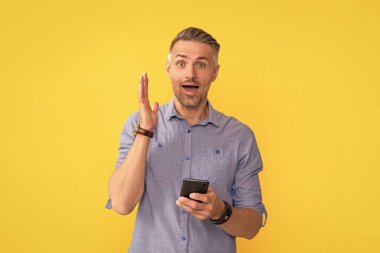 Erkek blogcu akıllı telefon kullanıyor. Profesyonel CEO online çalışıyor. Daktilo ve mesaj. SMS ve anlık mesajlaşma. Hayret verici iş adamı sohbeti. Çevik iş blogları. modern iletişim teknolojisi.