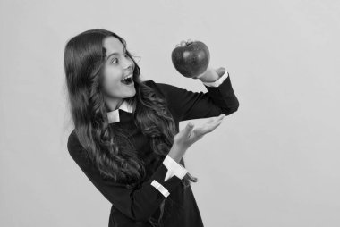 Vitamin ve diyet. Çocuk sağlıklı yiyecekler yiyor. Çocukluk sağlığı. Doğal organik taze elma. sağlıklı bir hayat. diyet ve çocuk güzelliği. Diş bakımı. Yemek molası. Detoks. Kırmızı elma meyveli, şaşkın genç kız.