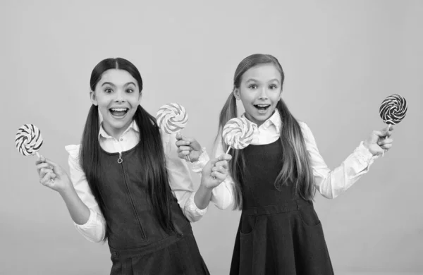 Asombrado Adolescente Chica Uniforme Escolar Celebrar Caramelos Piruleta Infancia —  Fotos de Stock